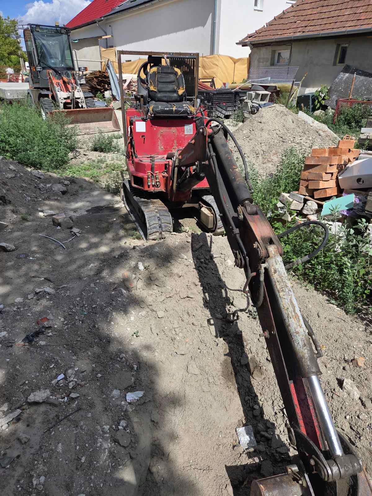 hidraulikusan fordítható gémű kínai mini kotrógép (mini markoló).